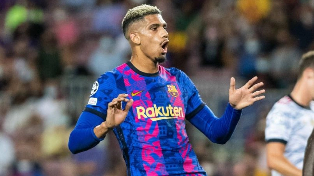 Araújo tiene ofertas de la Premier League / FCBarcelonanoticias.com