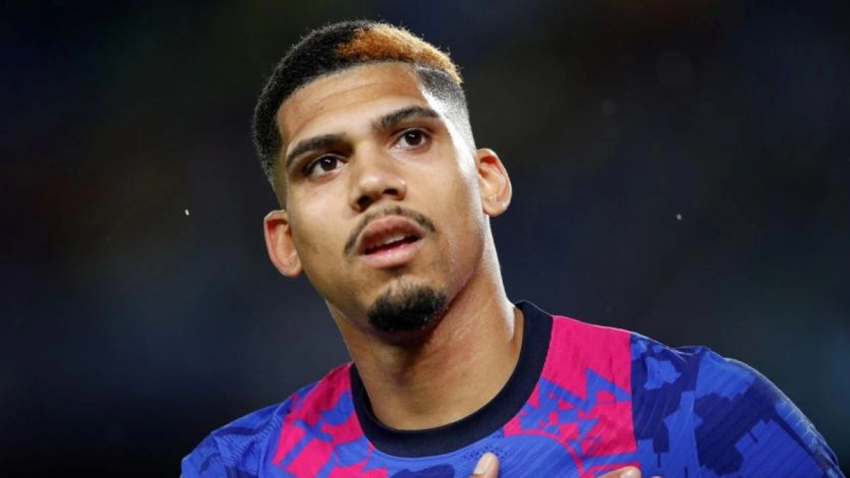 Ronald Araújo, jugador del F.C. Barcelona: Rondeando.