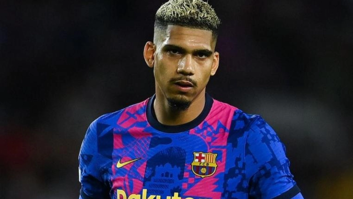Arsenal y United complican todavía más la renovación de Araújo
