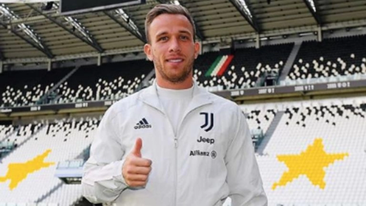 Arthur no convence a Pirlo / Record.pt