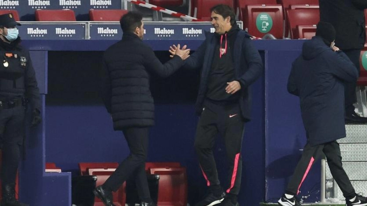 Cholo Simeone y Julen Lopetegui se saludan. Foto: Diario de Sevilla