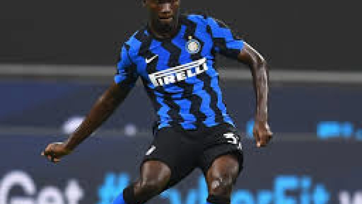 El Bayern avanza por Agoumé. Foto: Inter.it