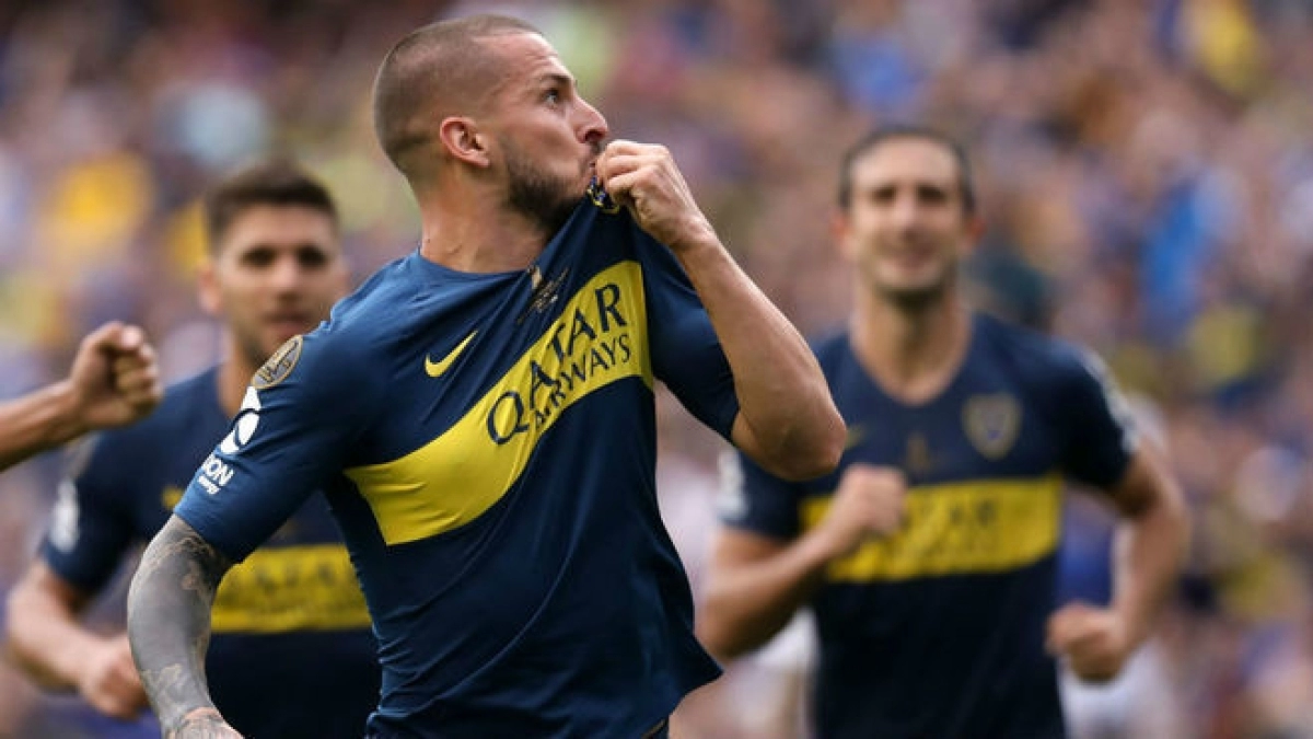 Darío Benedetto bendice a Edison Cavani. Foto: Marca