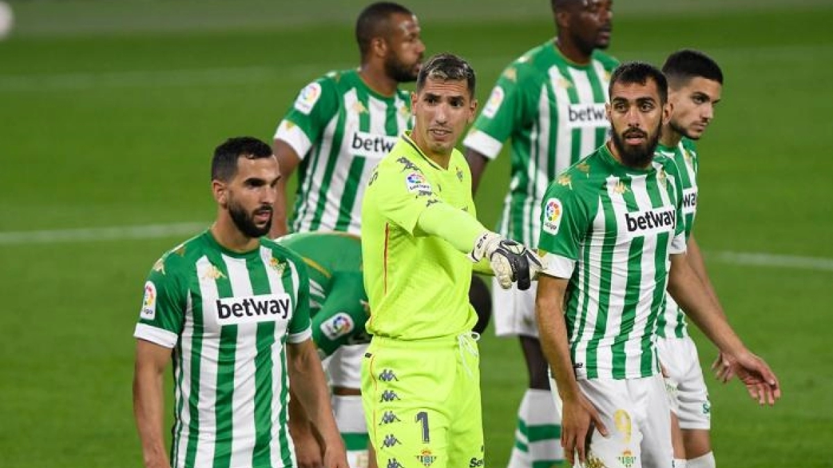 La defensa del Real Betis mete miedo... pero a sus fanáticos 