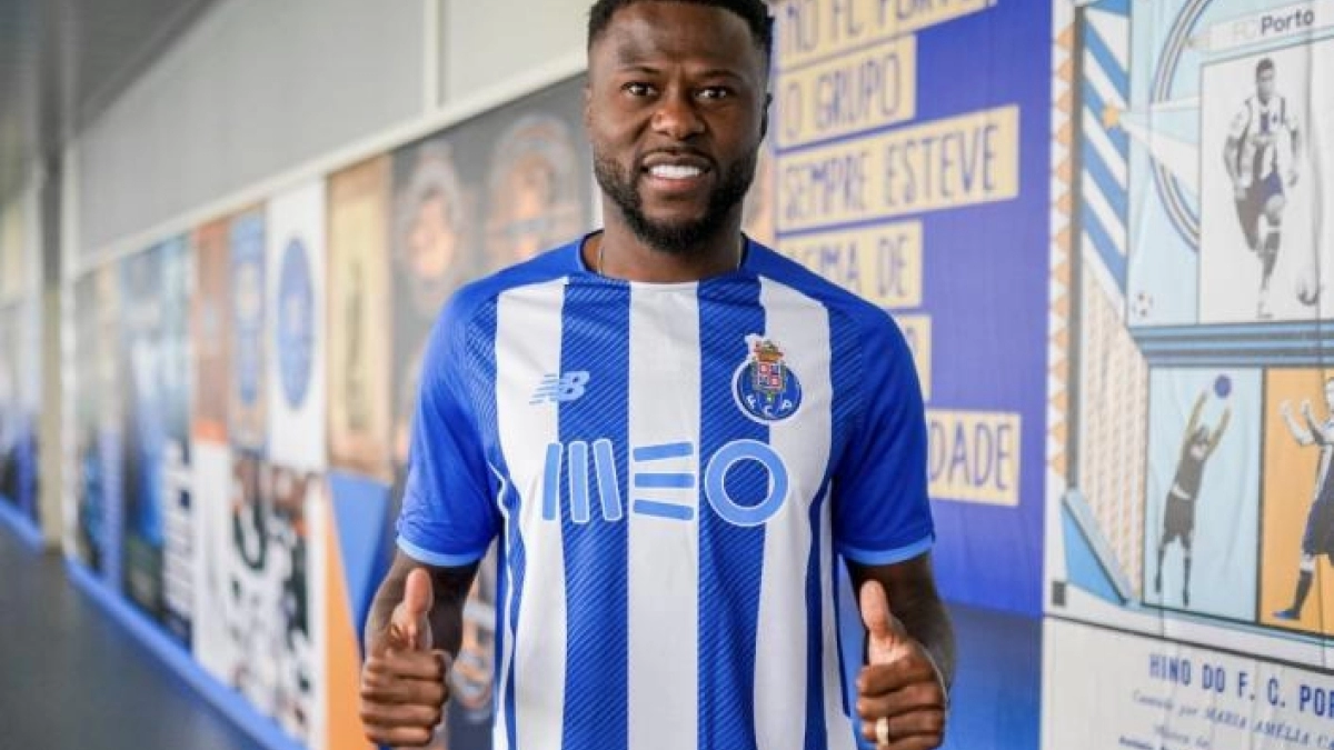 El Betis sigue vigilando a Mbemba como alternativa a Luiz Felipe