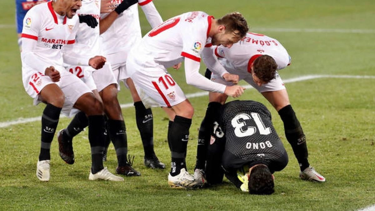 Bono se sienta en la mesa de Courtois, Ter Stegen y Oblak. Foto: Diario de Navarra