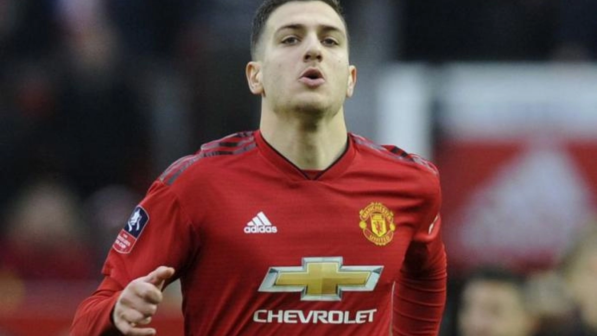 "El Nápoles tienta a Diego Dalot./ Foto: La Razón"