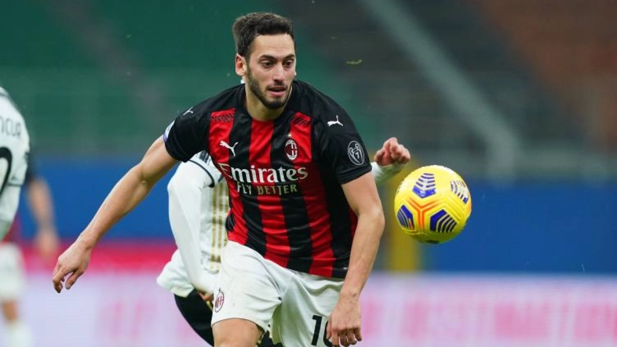 Hakan Calhanoglu descarta un fichaje por el Manchester United