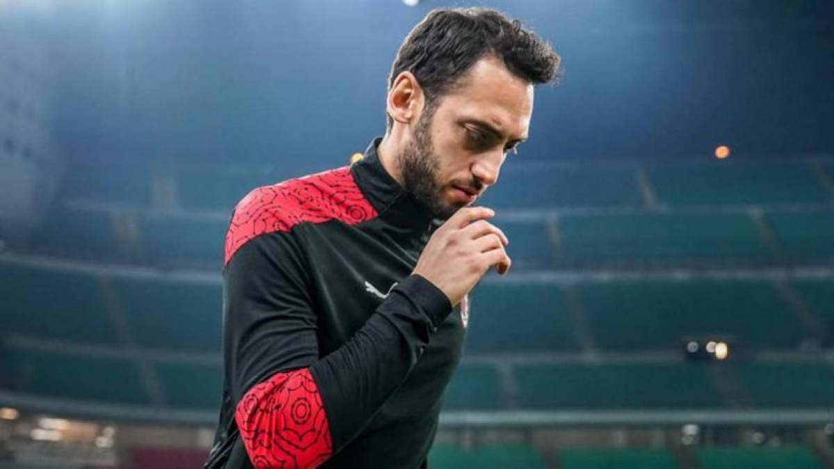 El futuro de Hakan Calhanoglou se decide esta semana