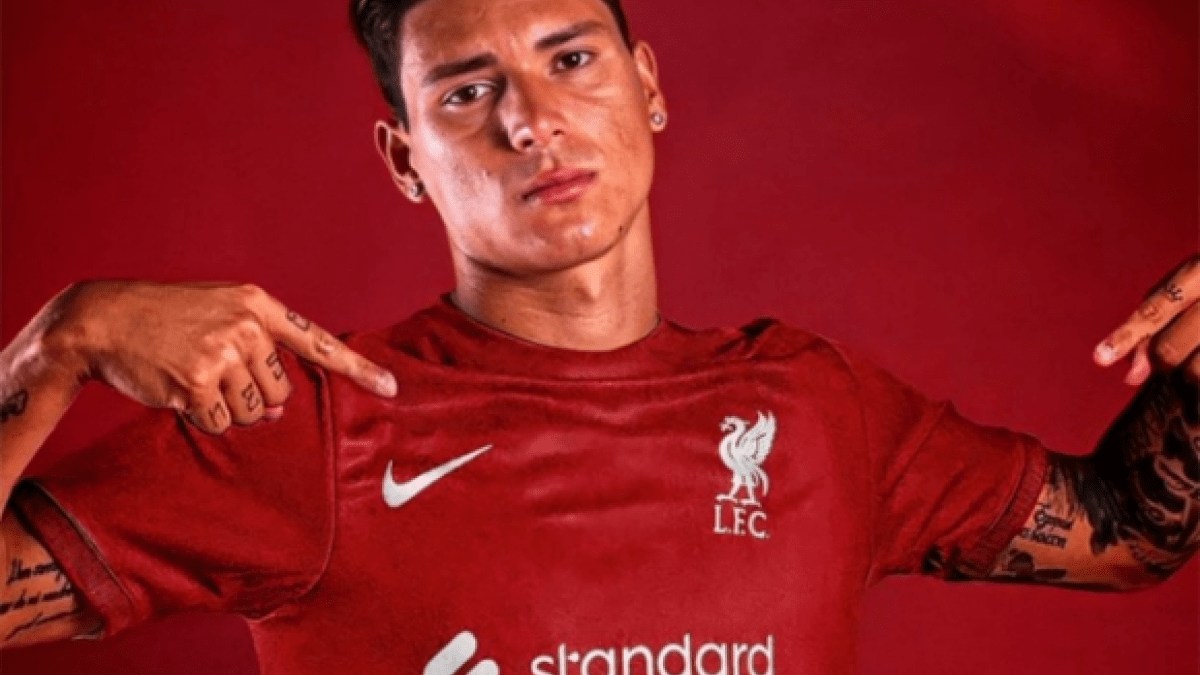 Darwin Núñez posa con los colores del conjunto de Anfield. Foto: Christian Vaquero