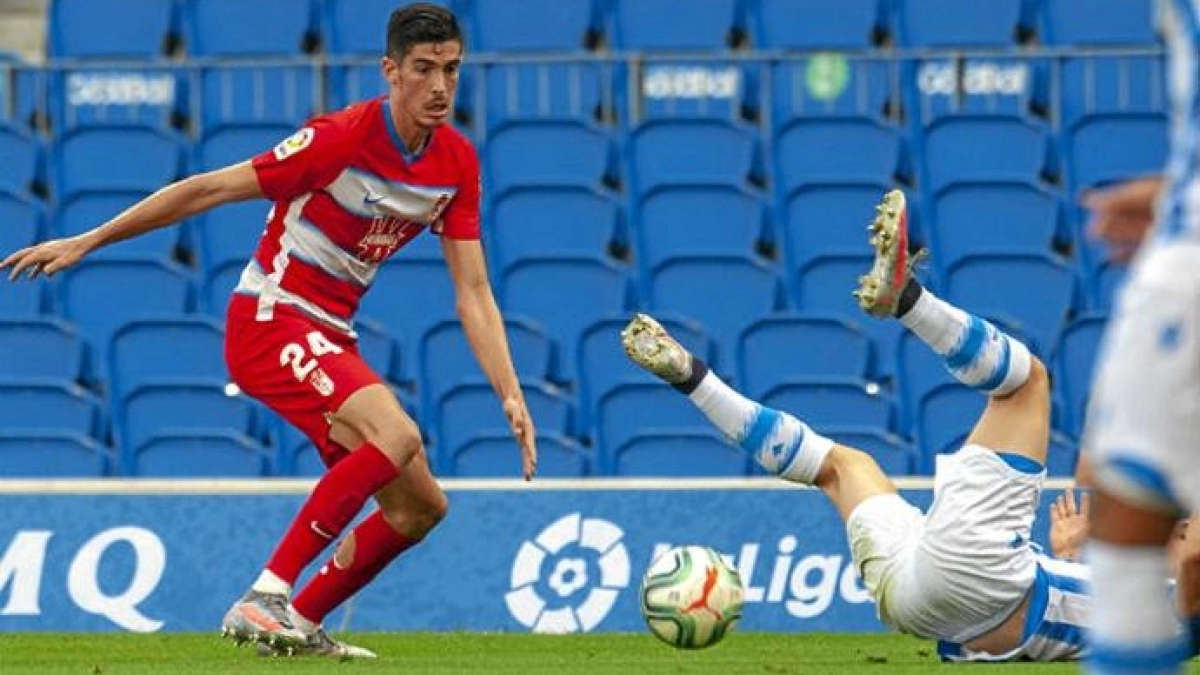 Carlos Fernández y sus numerosos pretendientes.