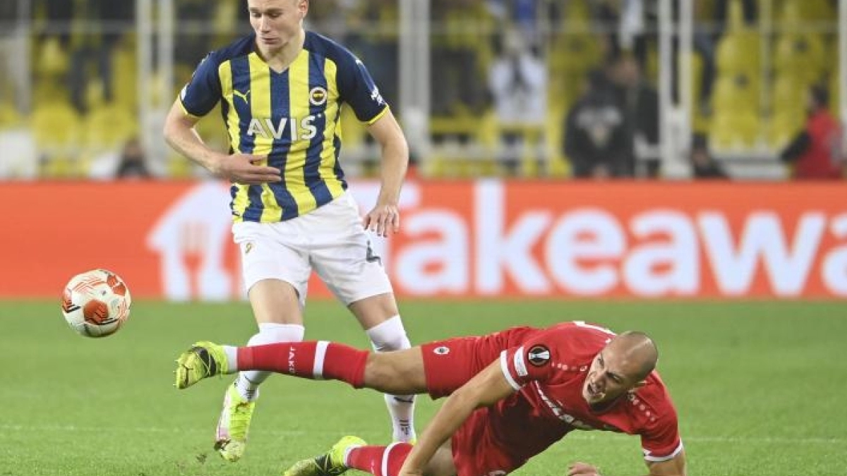 El Chelsea se suma a la puja por Szalai - Foto: La Razón