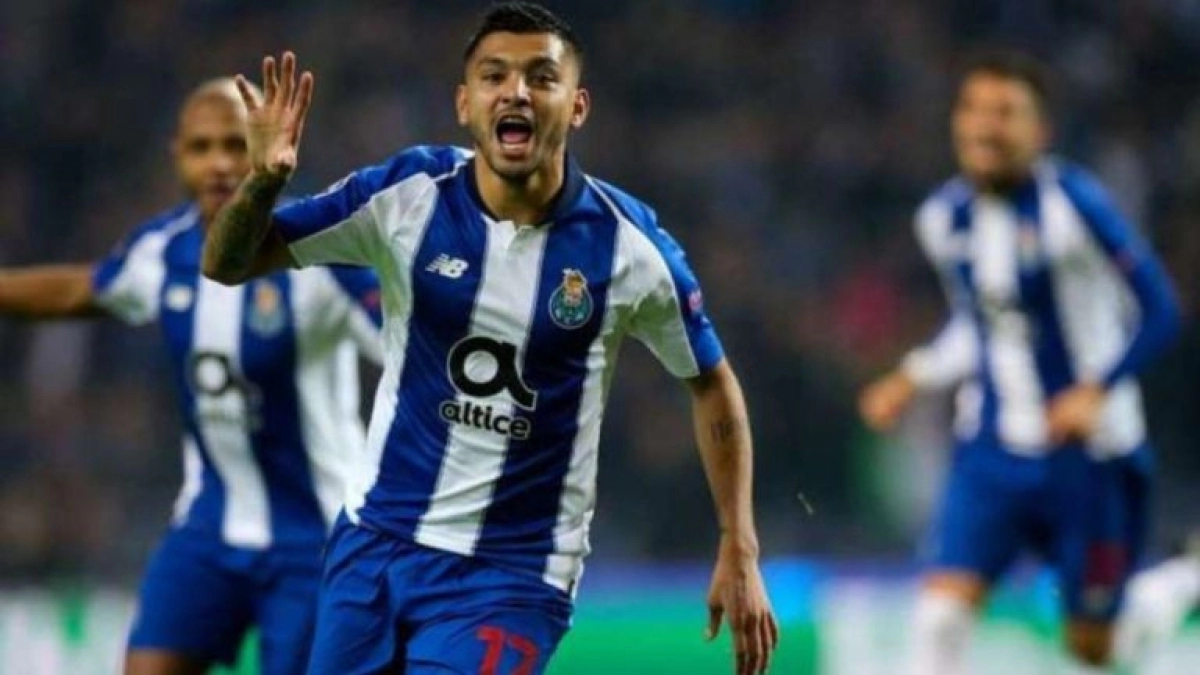 ‘Tecatito’ Corona está en la mira de 5 conjuntos europeos. Foto: record.com.mx