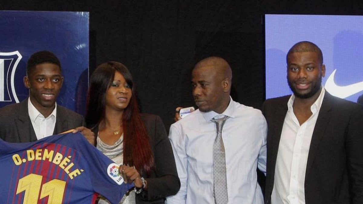 Jugador, familia y representante posan con la elástica blaugrana. Foto: Mundo Deportivo