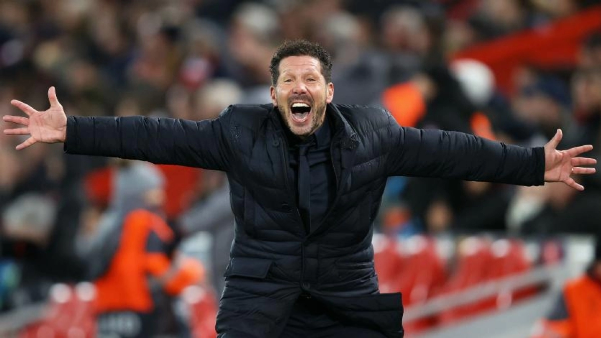 El técnico argentino celebra la victoria en Anfield. Foto: GOAL