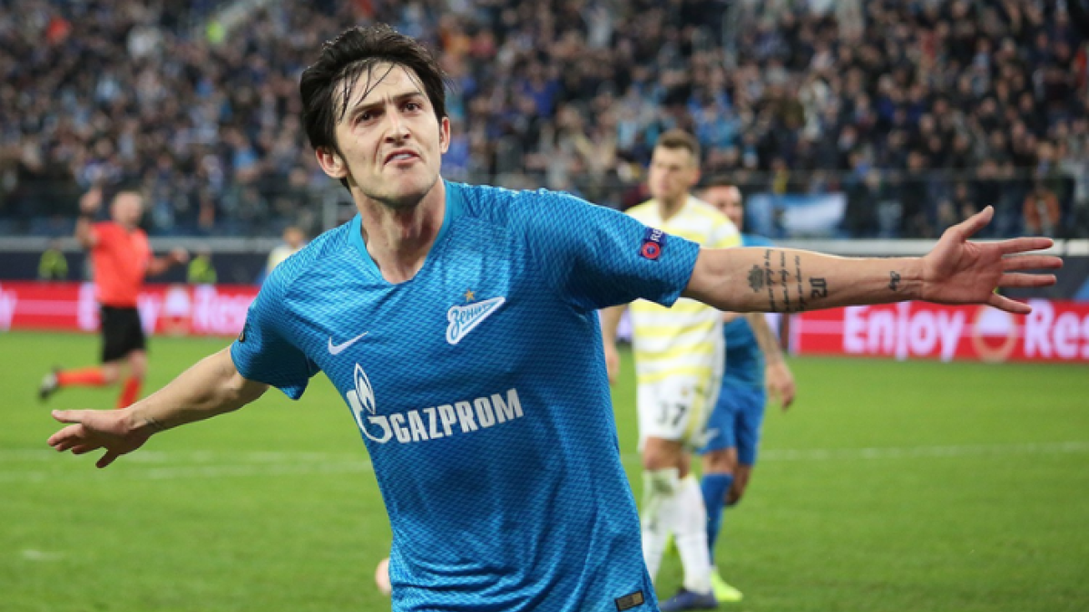 Azmoun, con pie y medio fuera de Rusia. Foto: Getty