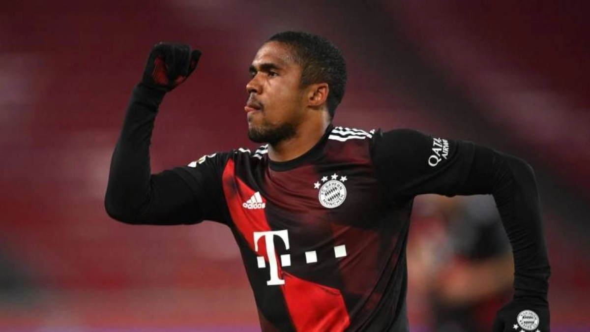La Juventus quiere vender a Douglas Costa en verano