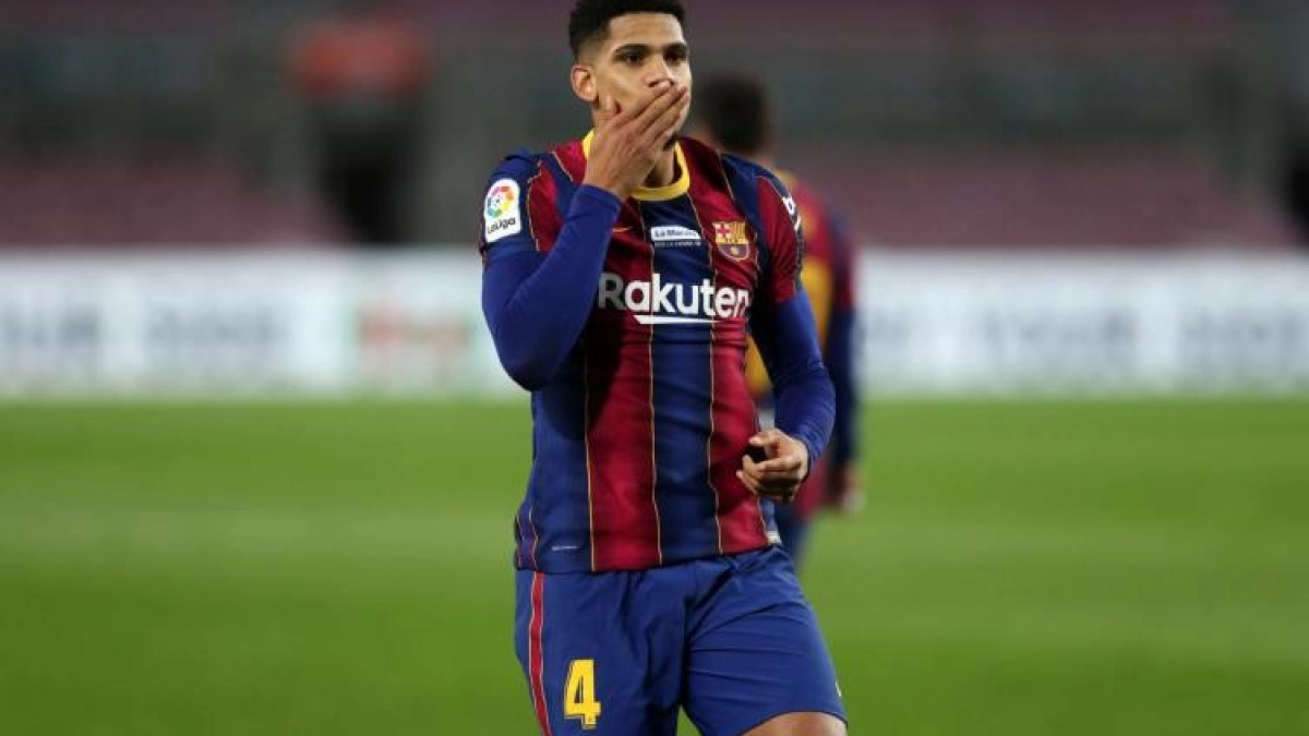 Araujo no tiene clara su renovación con el Barcelona