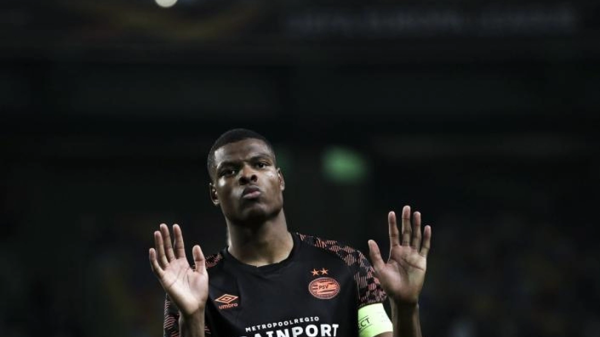 Denzel Dumfries, otro lateral holandés en el radar de Koeman