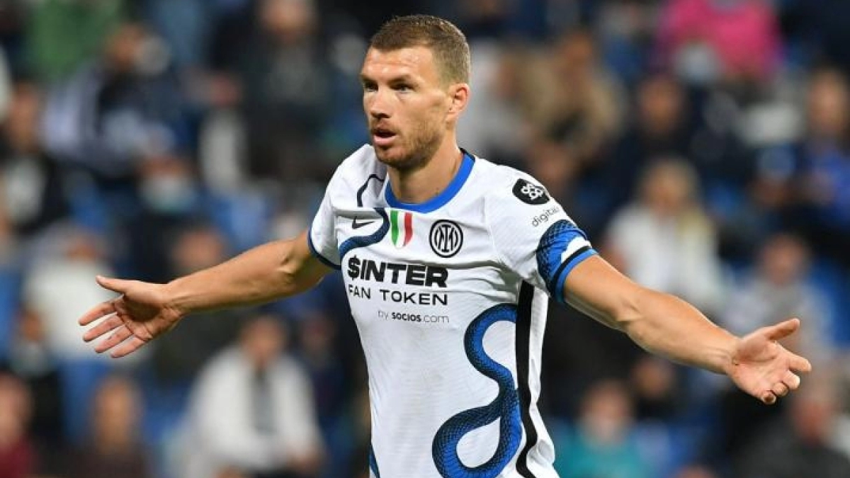 Edin Dzeko se aleja del Valencia