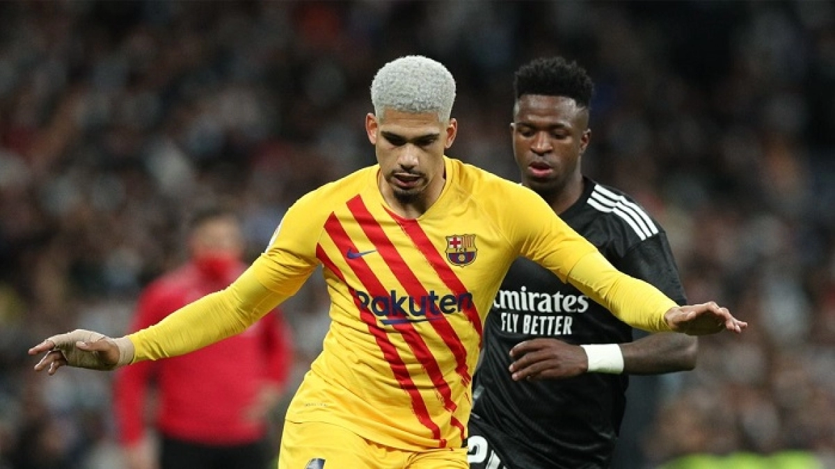 El Barça se planta en la renovación por Araújo / FCBarcelonanoticias.com
