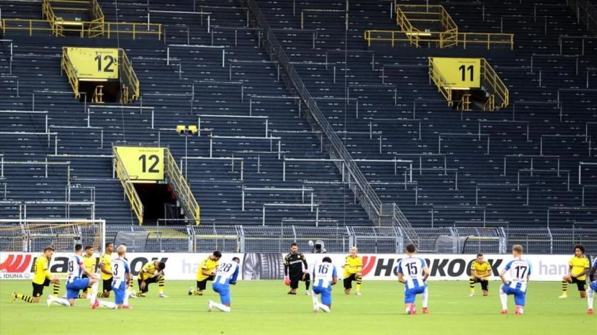 OPINIÓN: El fútbol se arrodilla por el racismo. Foto: El periódico.com