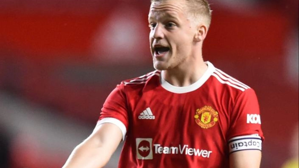 El Manchester United le niega la salida a Van de Beek, pero le hace una promesa / Standard.co.uk