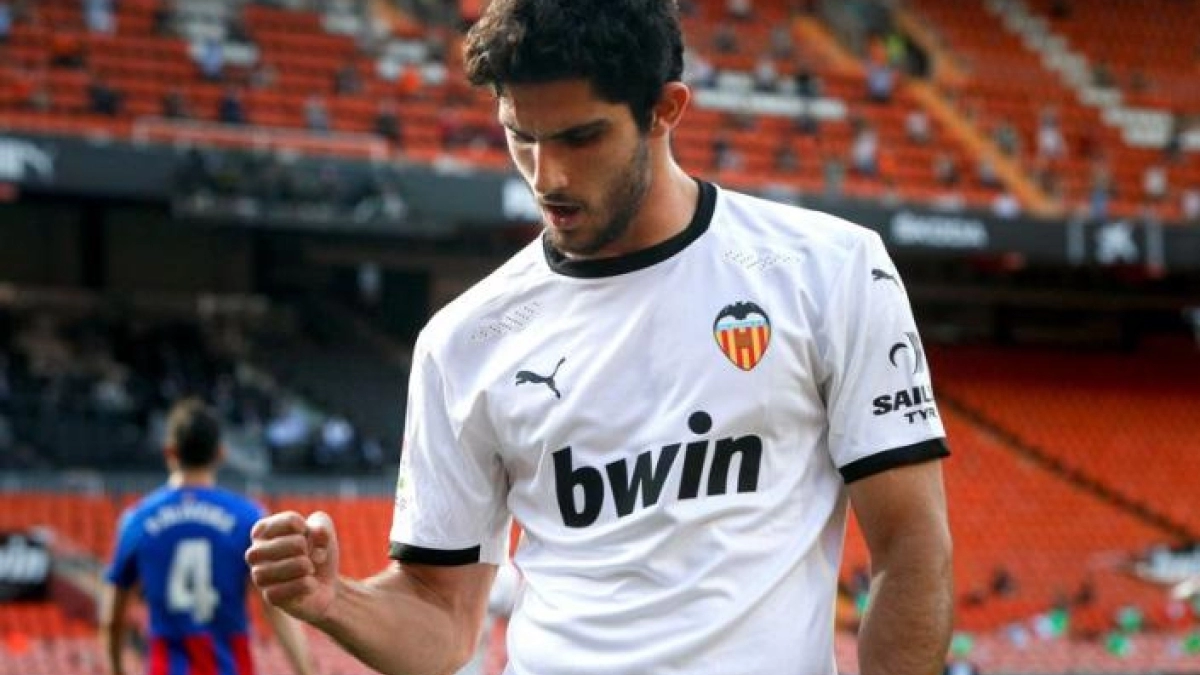 El Valencia pone sus ojos en el Sevilla para sustituir a Gonçalo Guedes / Larazon.es