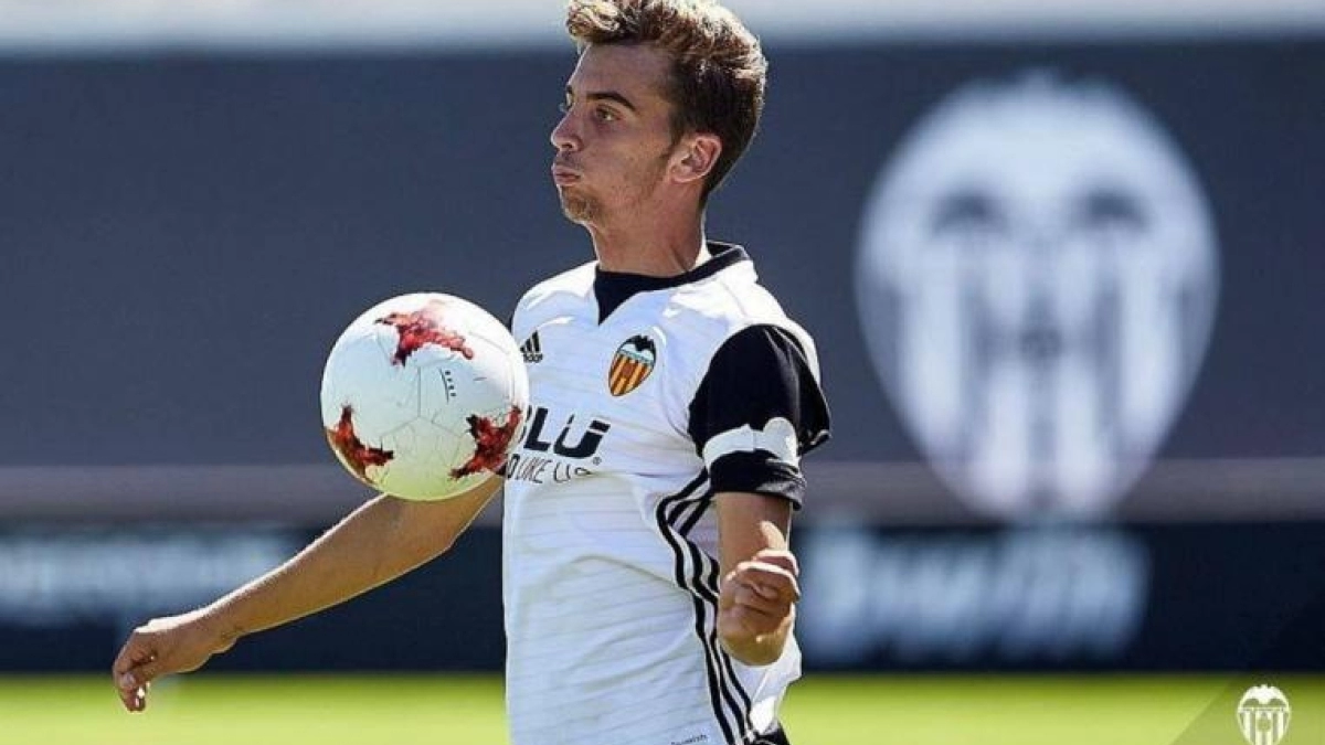 El Valencia regala a Álex Centelles, una de sus perlas / Valenciacf.com