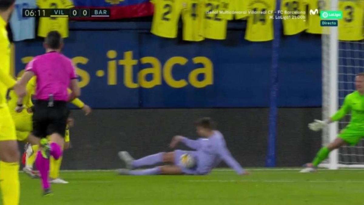 Gerard Piqué taponó un claro intento de gol de Danjuma con la mano. Foto: Getty