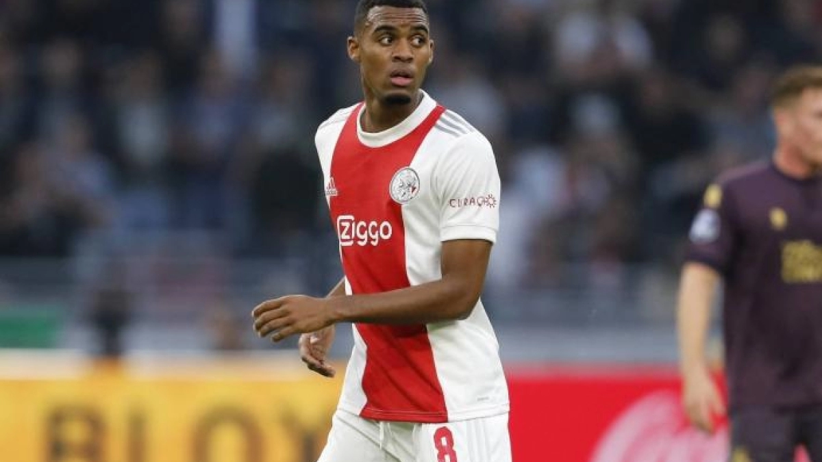 El Ajax intentará blindar a Ryan Gravenberch, objetivo de Laporta