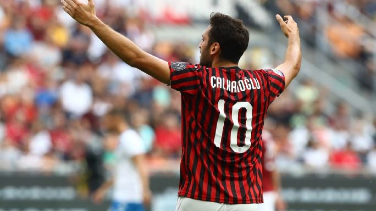 Hakan Calhanoglu entran en la agenda del Inter y Napoli