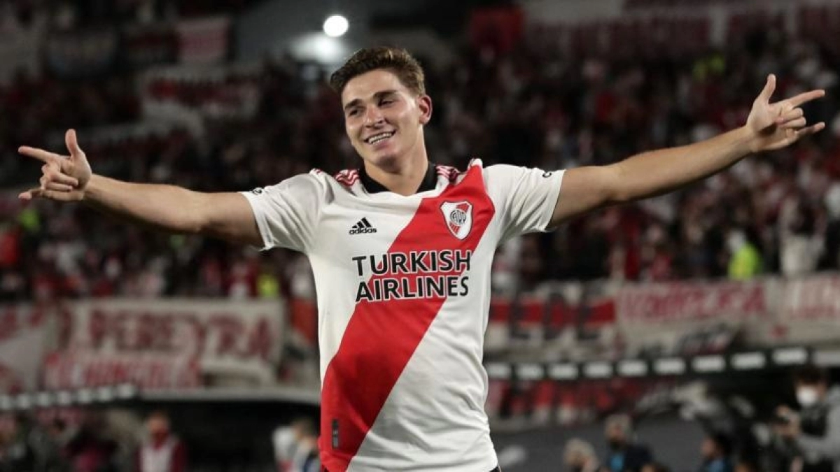 El Napoli quiere tomar ventaja en la carrera por Julián Álvarez