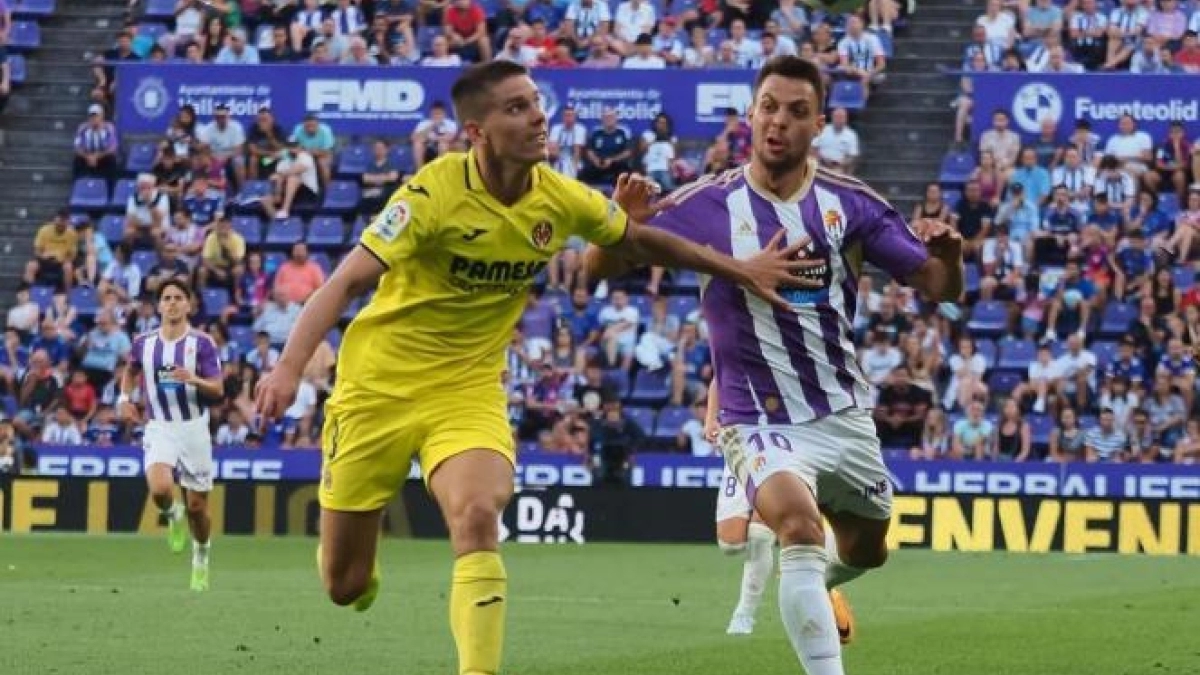 Juan Foyth pugna un balón ante un jugador del Valladolid. Foto: Diario de Burgos
