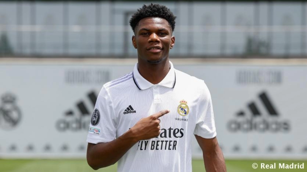 Aurélien Tchouameni posa con los colores blancos. Foto: Real Madrid