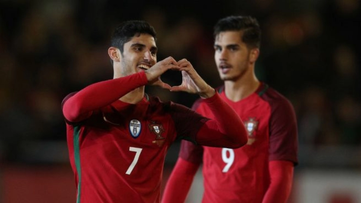 Fichajes Sevilla: Disminuye la competencia por Guedes / Okdiario.com