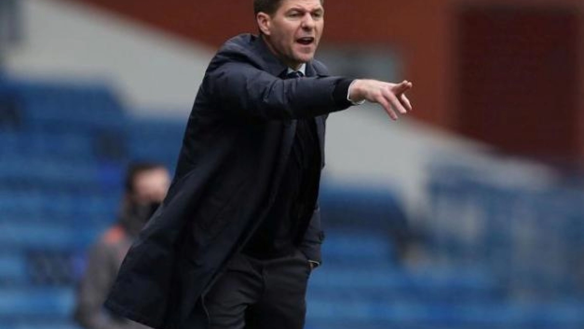 Gerrard quiere robarle un central al Liverpool / Excelsior.com