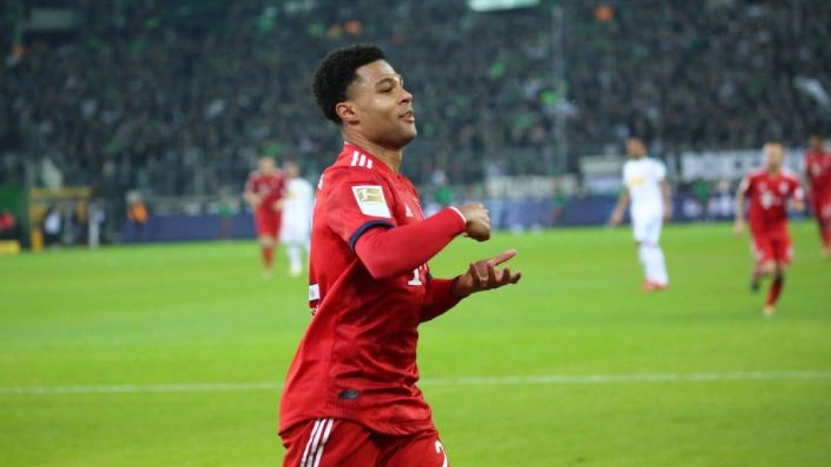 A Serge Gnabry le salen 3 'novias'. Foto: @FCBayern