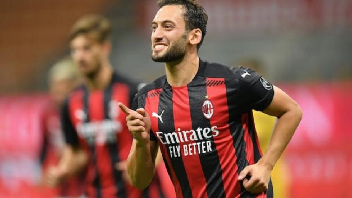El Manchester United se une a la puja por Hakan Calhanoglu 