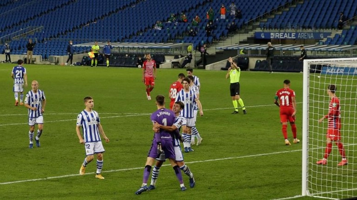 Álex Remiro detiene un penalti ante el Granada. Foto: Getty