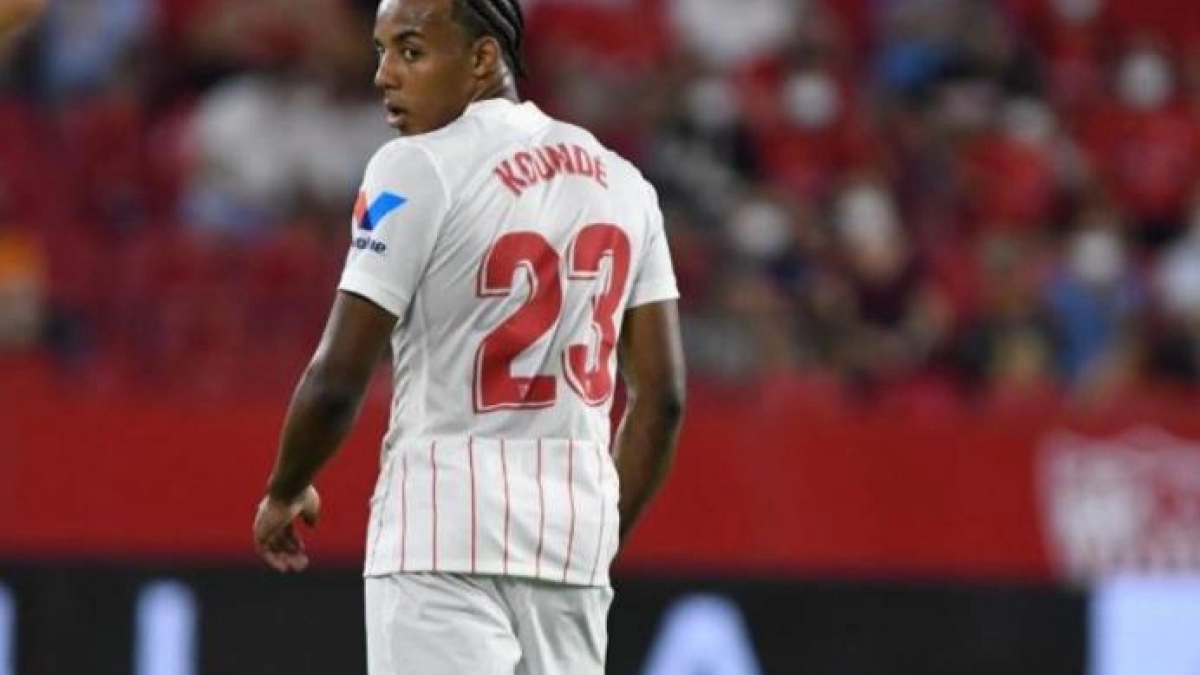 El defensa central elegido por Monchi para sustituir a Koundé  "Foto: LegaA"