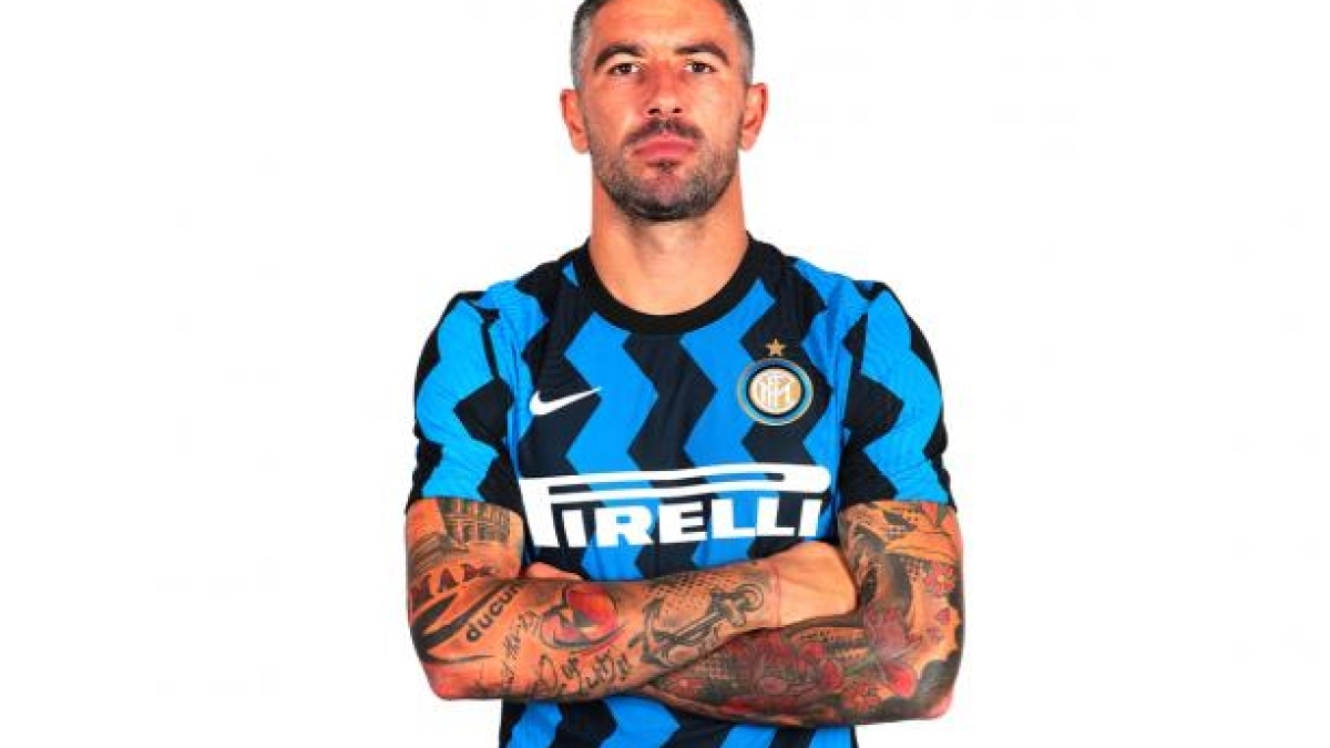 Kolarov podría seguir en el Inter si baja su salario / Inter.it