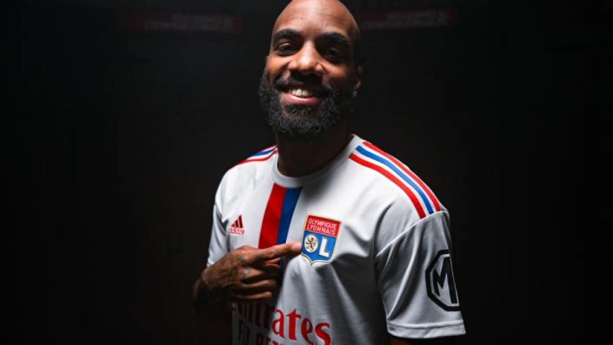 OFICIAL: Alexandre Lacazette vuelve a Lyon