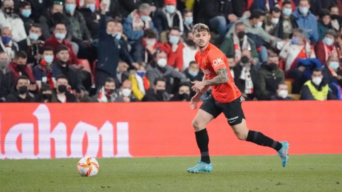 El lateral seguirá vistiendo la elástica bermellona. Foto: @RCD_Mallorca