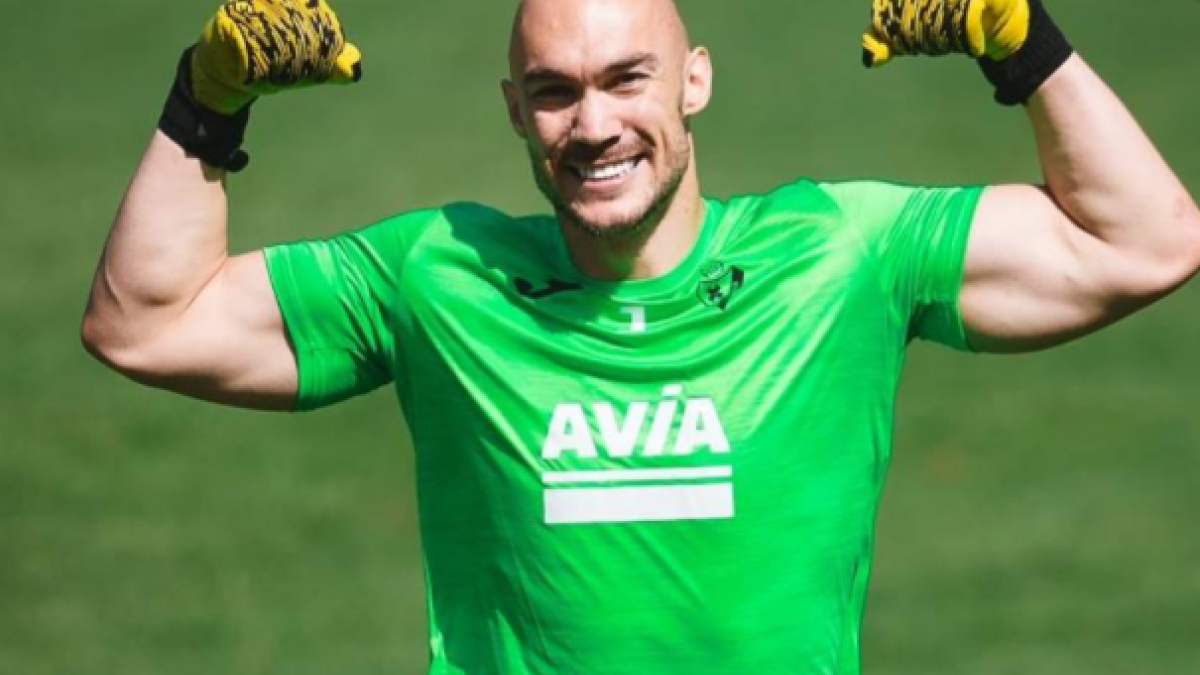 Marko Dmitrovic apunta a la portería del Sevilla FC "Foto: Orgullo Biri"