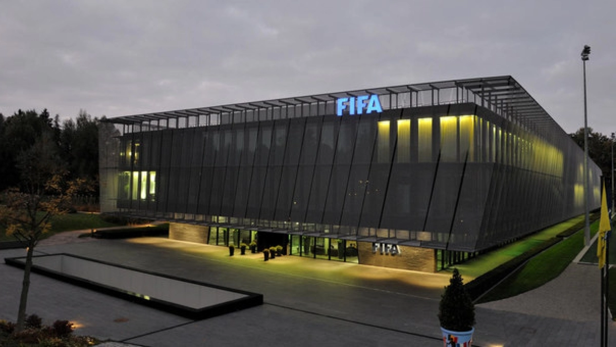 La FIFA presenta sus medidas para evitar la quiebra de los clubes | Telemundo