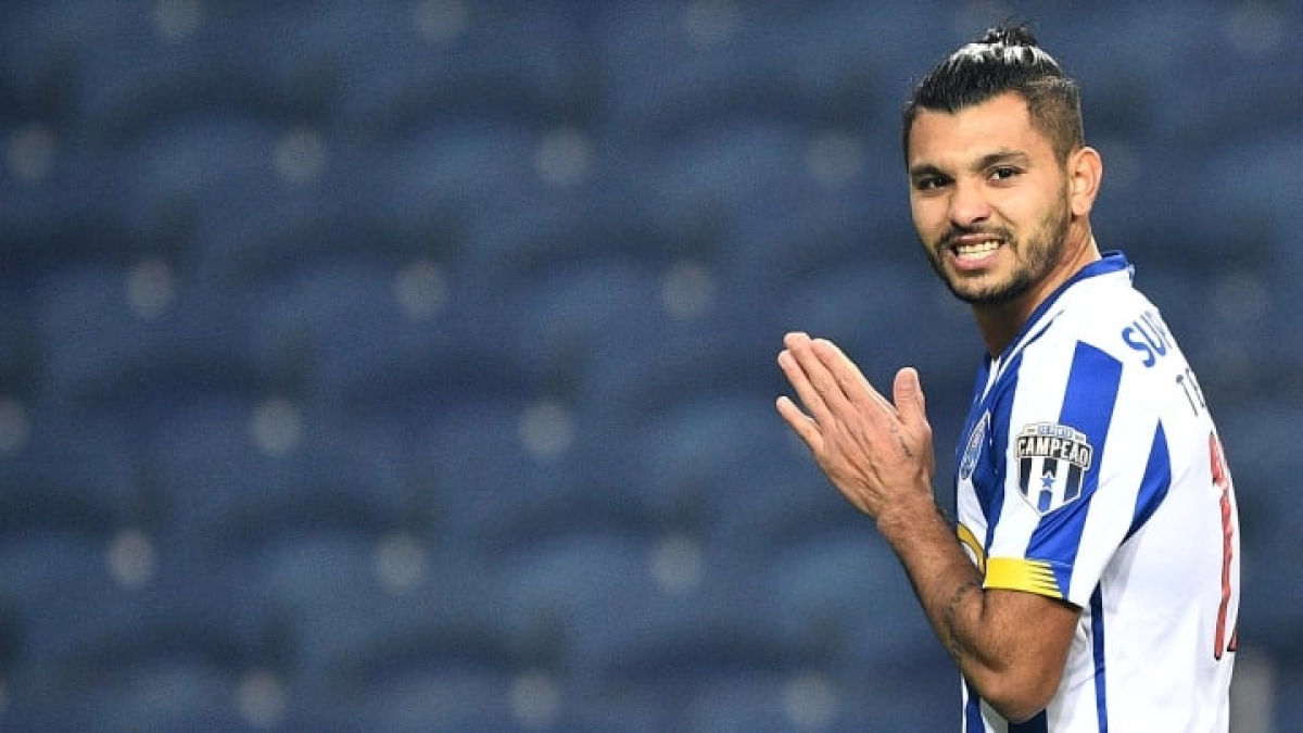 La primera oferta del Milan por el ‘Tecatito’ Corona. Foto: 90 min,