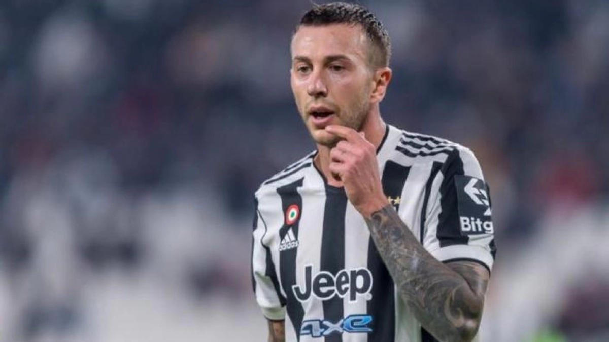 Monchi quiere a Bernardeschi para dar salida a un fichaje reciente