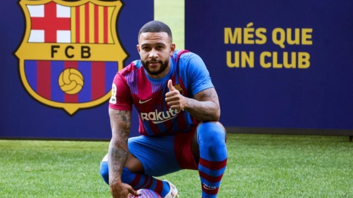 Memphis Depay tendrá la extrema tarea de hacer olvidar a Leo Messi. Foto: Getty