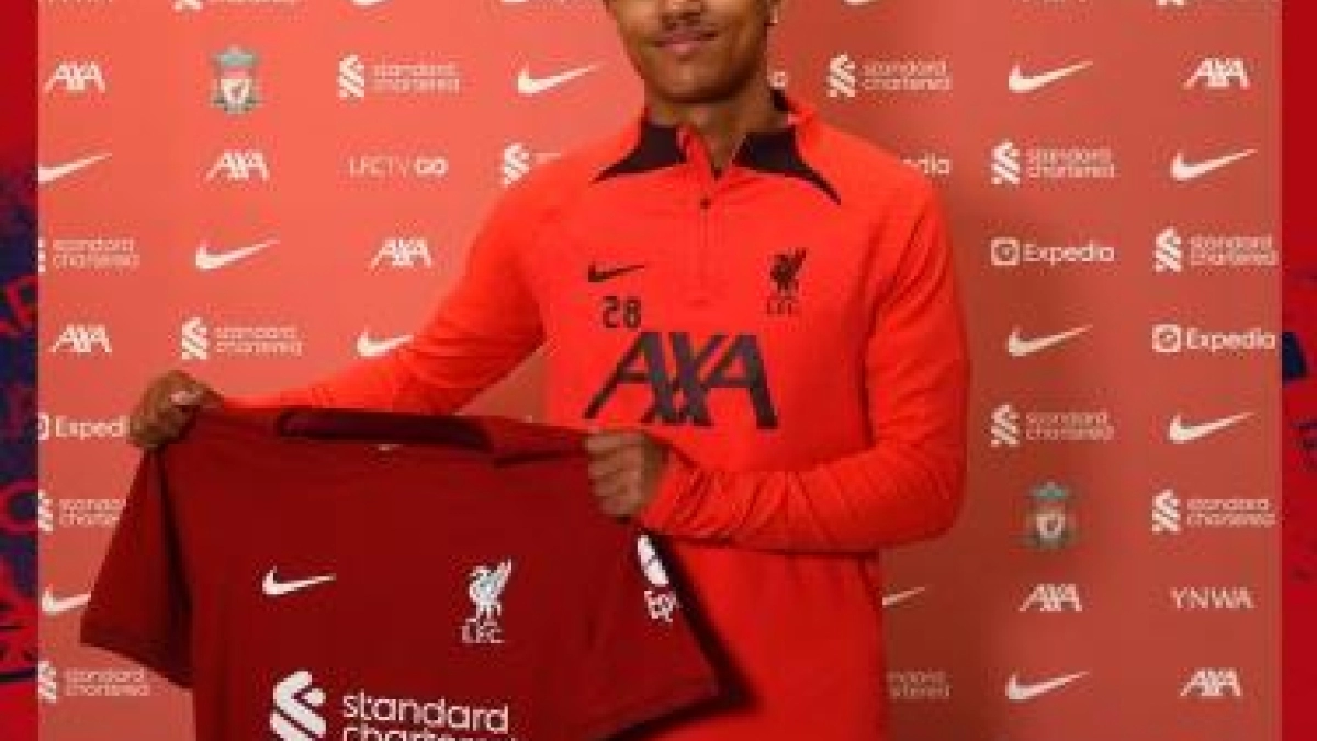 Fabio Carvalho ya posa con su nueva camiseta. Foto: @LFC